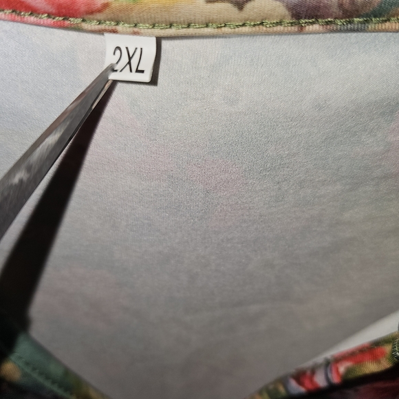 Source Unknown Floral V-Neck Short Sleeve Top - Green Multi - Picture 2 of 4